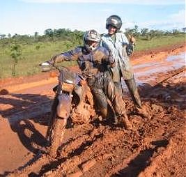 De modderweg van Oiapoque naar Macapa, foto Mikael Vasnier
